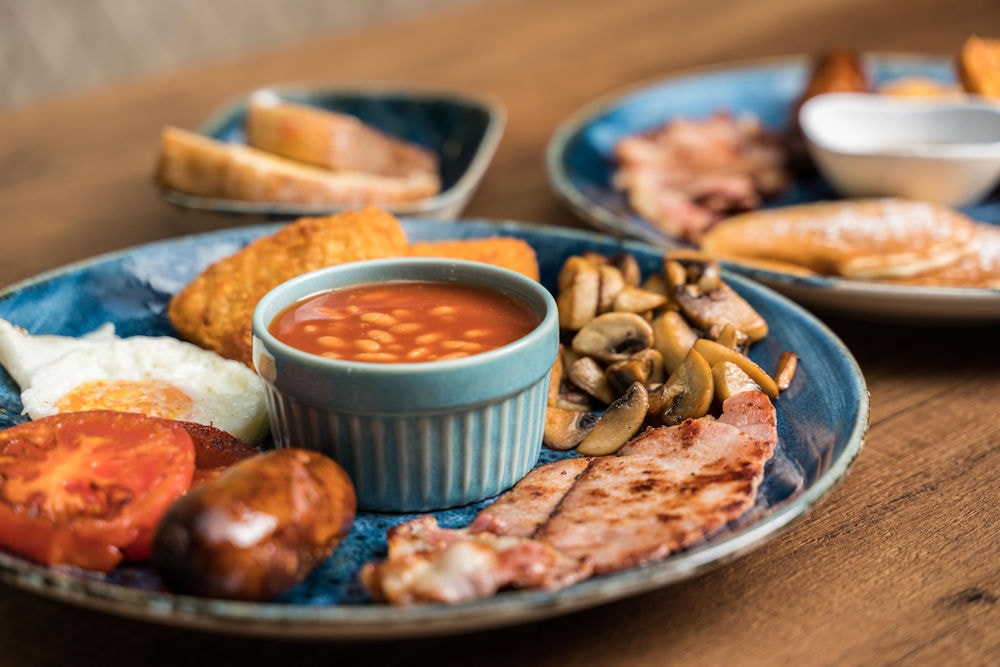 Full breakfast with beans, mushrooms, bacon and toast