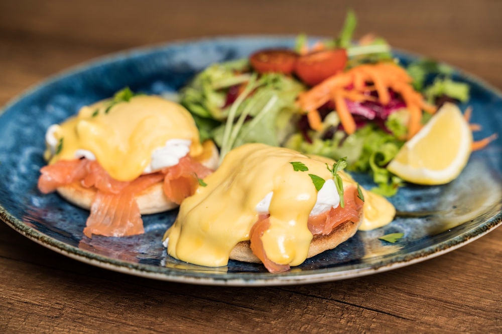 Eggs Benedict with smoked salmon, hollandaise and mixed salad